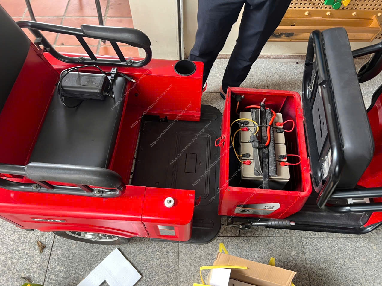 Khách lớn tuổi yên tâm vì Thuận Phong luôn có mặt nhanh, hỗ trợ sửa xe ba bánh ngay tại nhà, không cần dắt đi đâu xa.