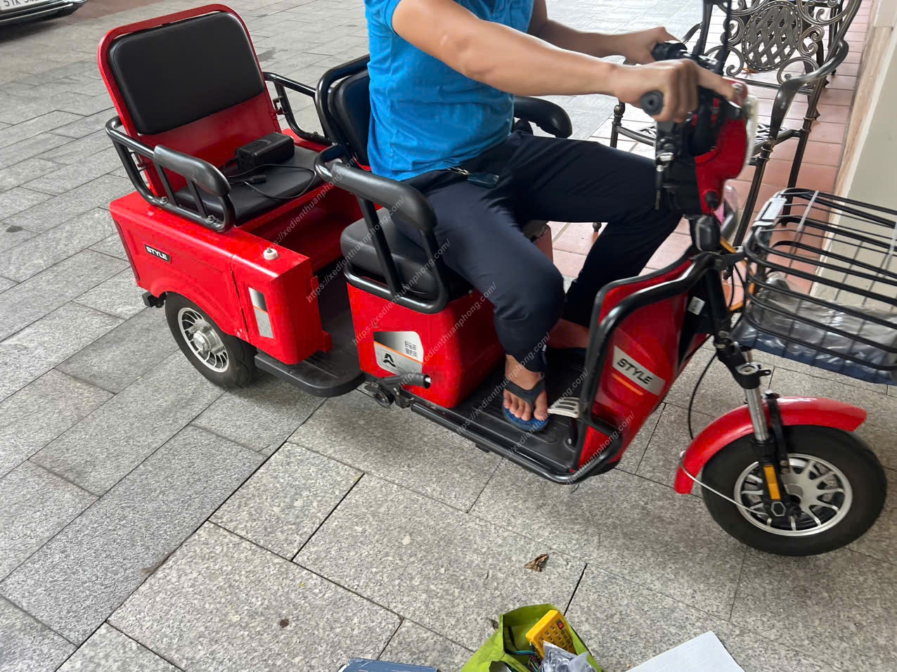 Sửa xe ba bánh điện tại nhà Nhà Bè giúp khách lớn tuổi, người đi lại khó khăn không cần mang xe đi xa.