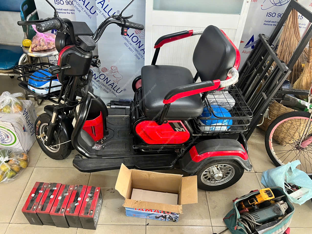 Xe ba bánh điện chạy yếu, pin nhanh hết, thắng bó cứng? Gọi 0908 787 738, thợ Thuận Phong đến tận nơi sửa nhanh.