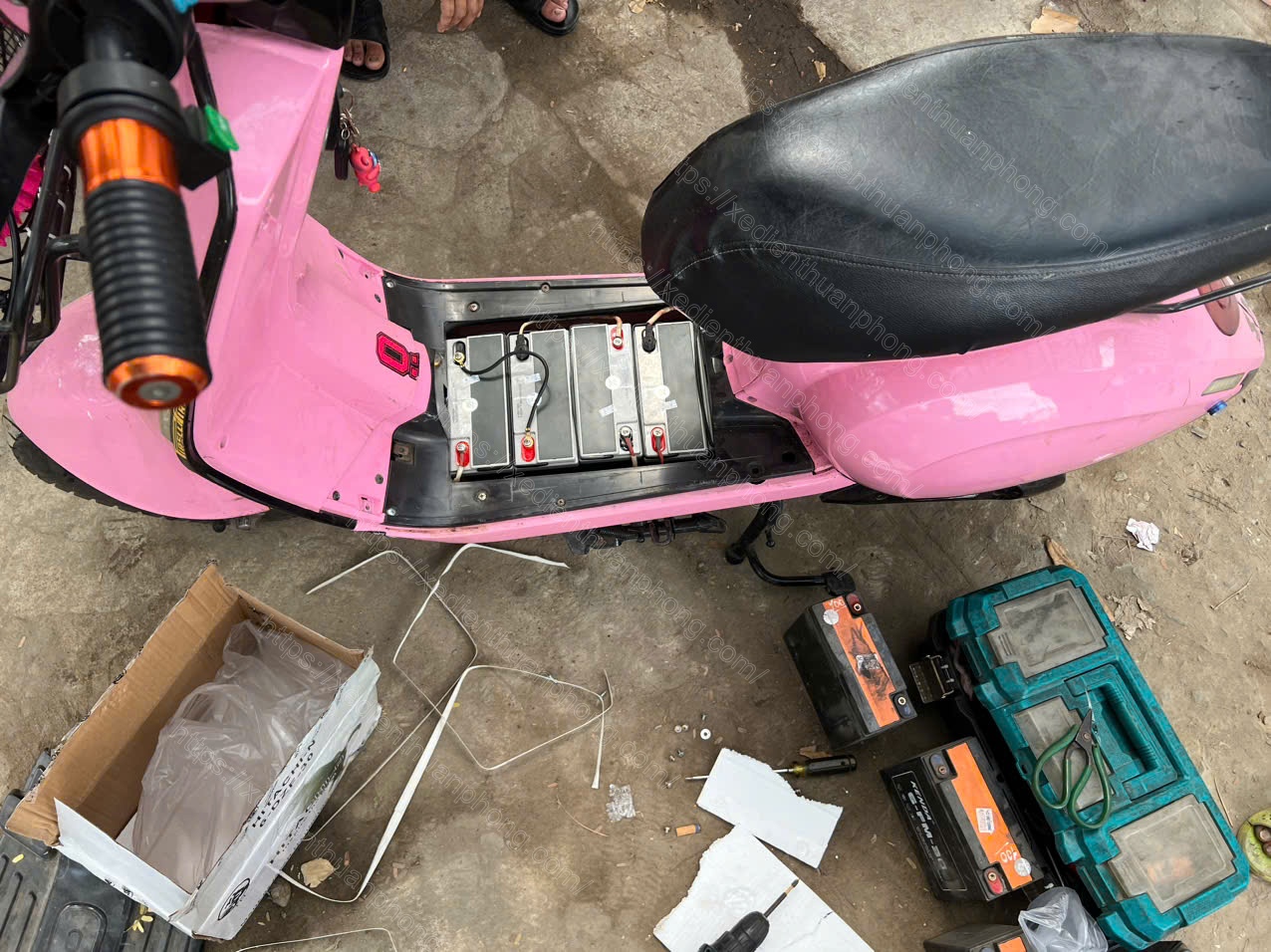 Xe Điện Thuận Phong tới tận nhà khách ở Quận 7 sửa chiếc xe điện màu hồng dễ thương.