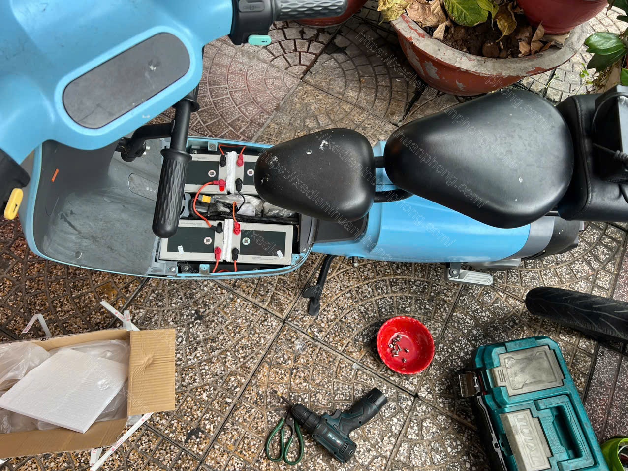 Xe Điện Thuận Phong đi Quận 7 hỗ trợ khách có chiếc xe điện màu xanh 