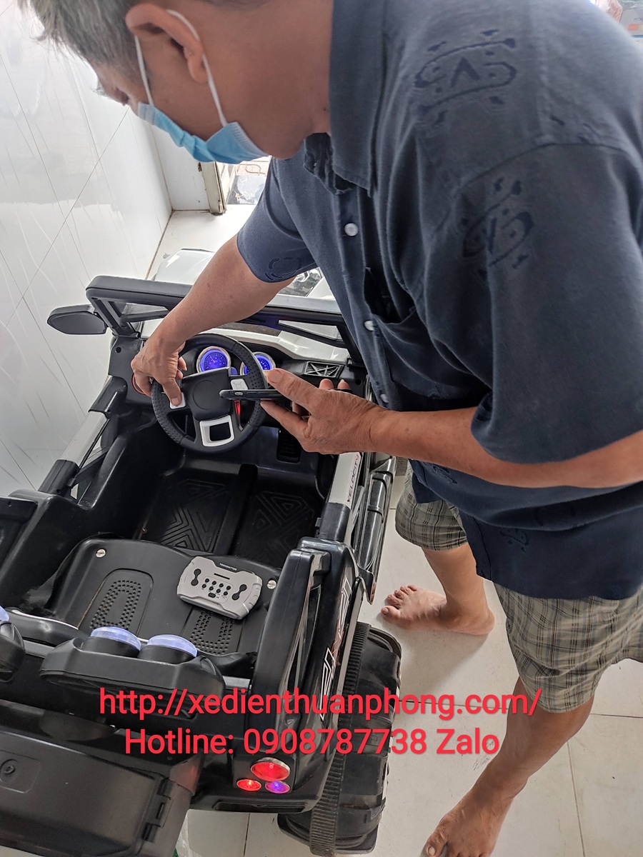 Ông bà ơi, bé đòi lái xe mà xe hết điện, đừng la bé nha, gọi Xe Điện Thuận Phong thay bình nhanh cho bé chạy vòng quanh liền 