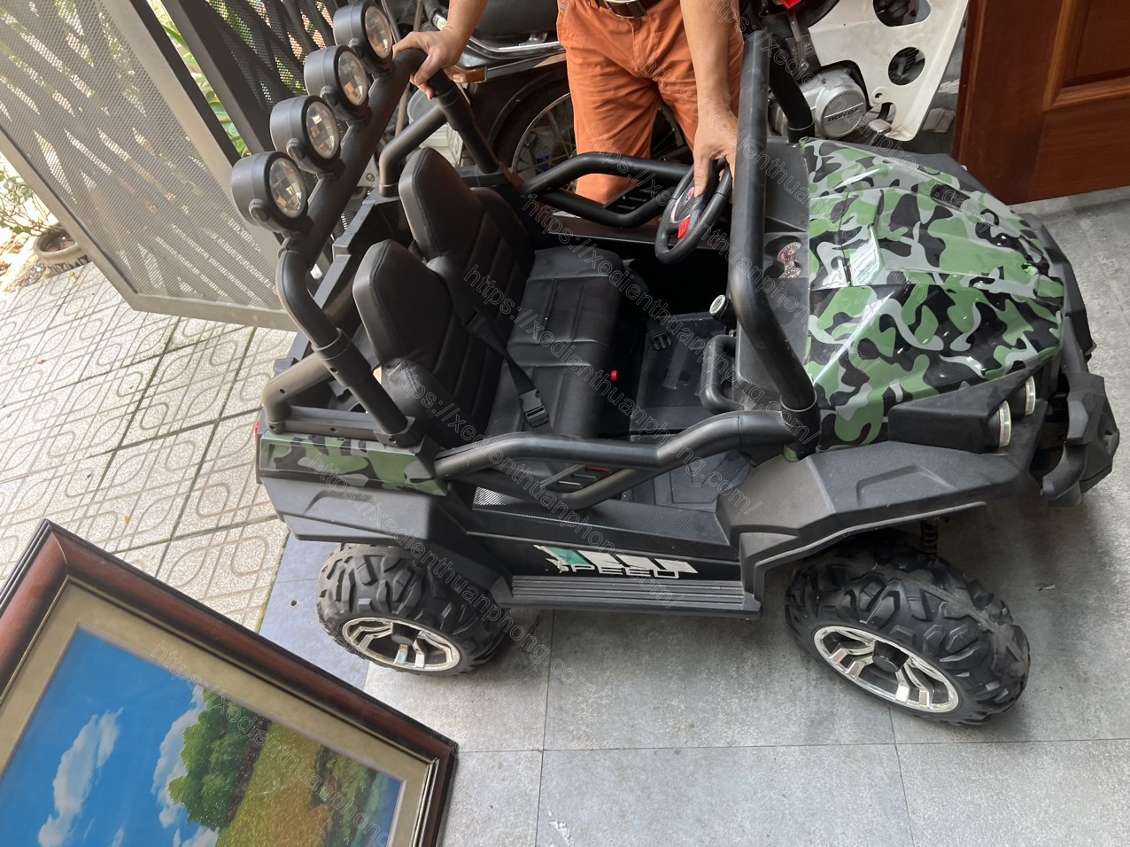 Xe của mấy bé mà hết điện là buồn lắm nha, ba mẹ nhớ gọi Thuận Phong thay bình để bé đi chơi lại liền nè