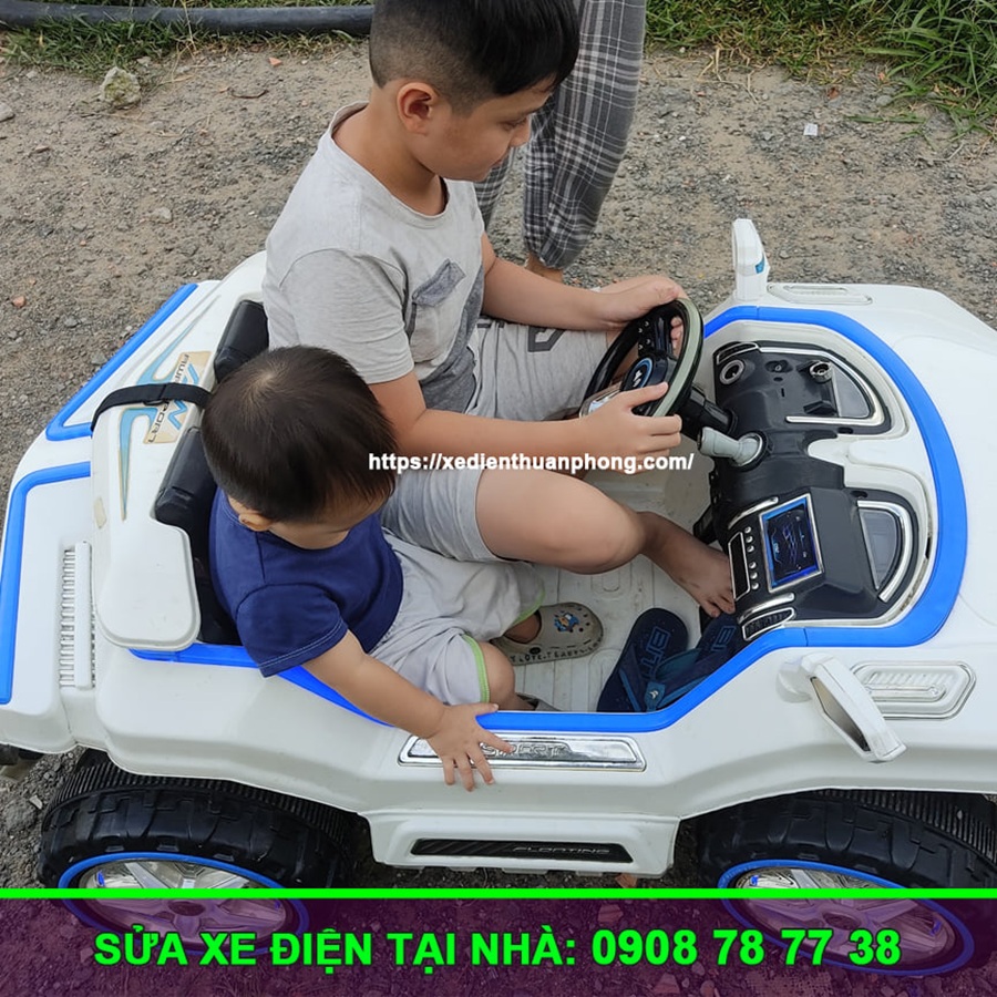 Ông bà, ba mẹ ơi, xe bé hết điện thì gọi ngay Thuận Phong, thay bình chính hãng tận nơi