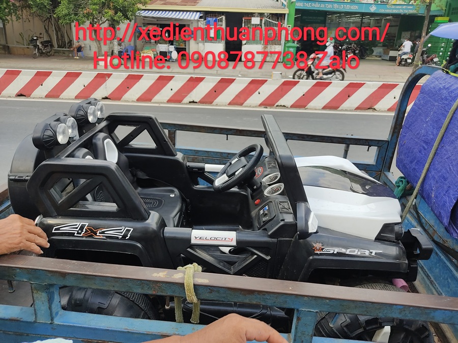 Ba mẹ bận việc, ông bà gọi Thuận Phong thay bình xe cho cháu là bé có “xế xịn” chạy quanh sân rồi