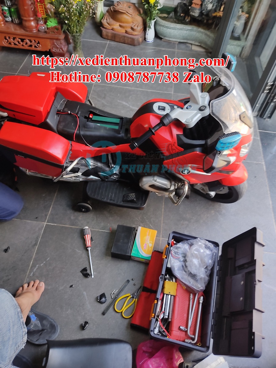 Bé nào cũng thích lái xe, mà hết điện thì “không vui đâu nha” 