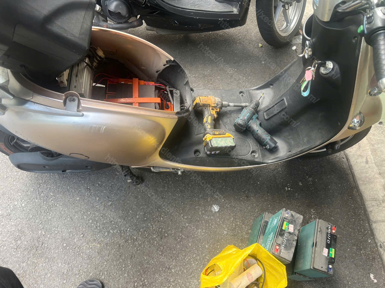 Hình ảnh thợ đang sửa xe máy điện tại nhà Nhà Bè, xử lý lỗi mất nguồn và sạc không vô.