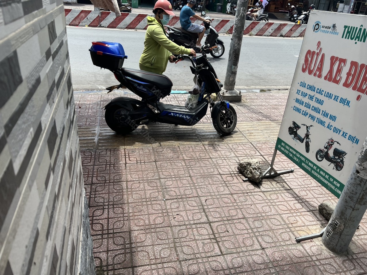 Ảnh ghi lại khoảnh khắc sửa xe máy điện tại nhà Nhà Bè, thợ tận tâm khách hài lòng.