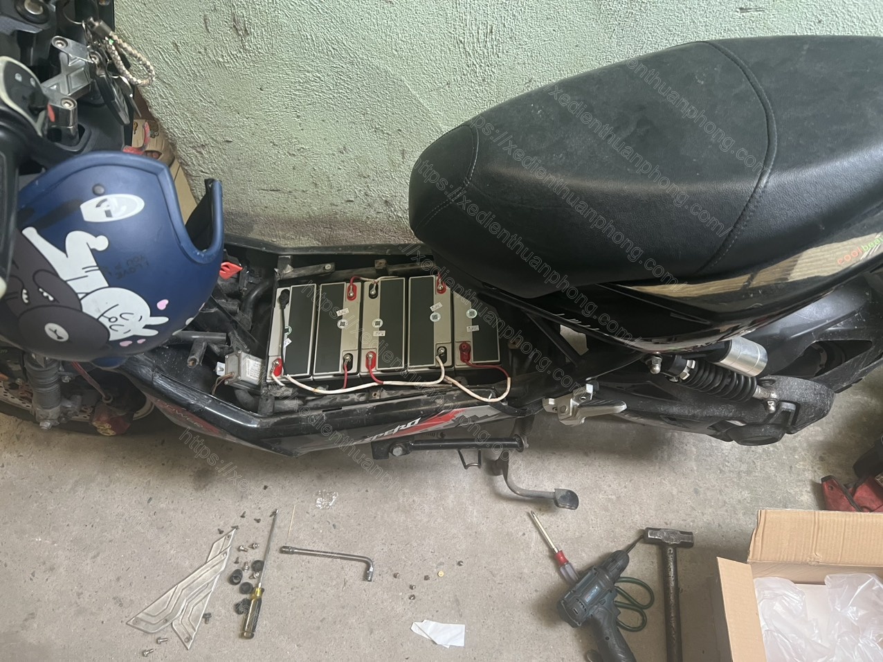 Thay acquy xe đạp xe máy điện tại nhà nhanh gọn, chính xác